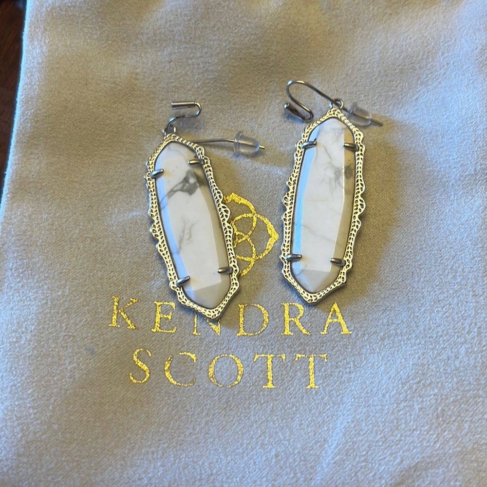 🍒♥️Kendra Scott excellent condition🍒♥️